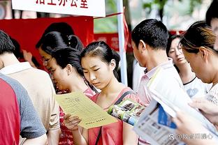 山东泰山亚冠客战川崎前锋，一位海港球迷来到现场为泰山队助威